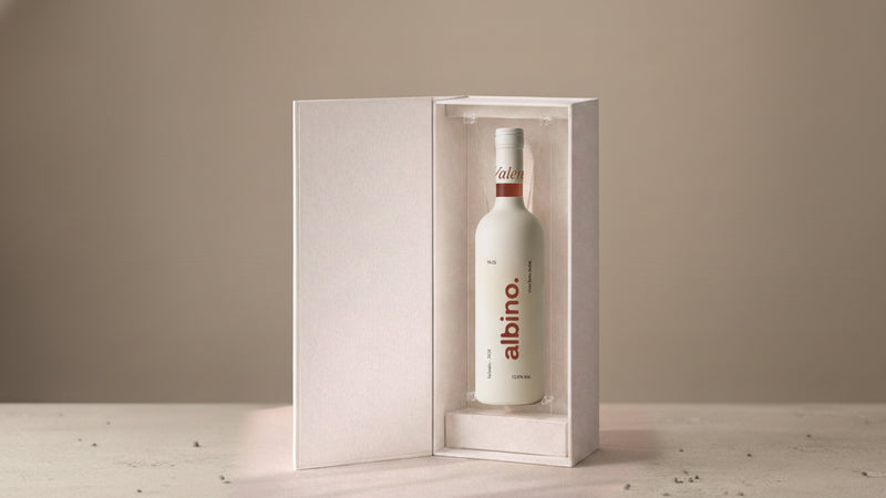 Packaging abierto con botella visible